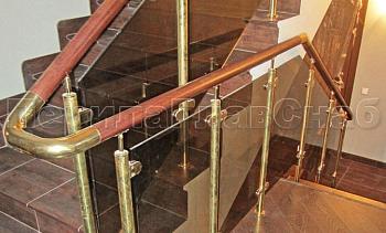 Ограждение лестницы со стеклом, тонированным в массе, стойки и завязки поручня из латуни в Симферополе. Готовые проекты ПерилаГлавСнаб