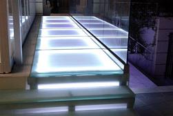 Стеклянные полы и подиумы в Симферополе. Готовые проекты ПерилаГлавСнаб - фото 1